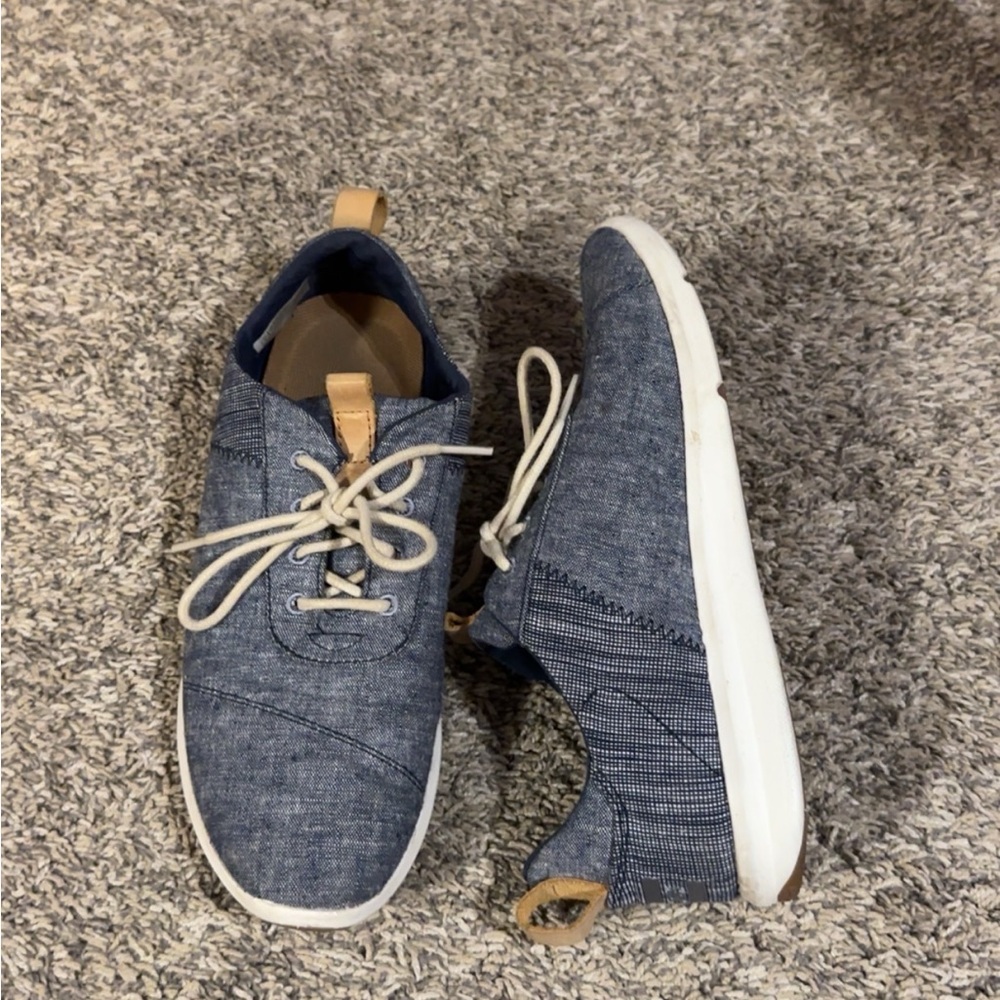 Women’s Tom’s tennis shoes size 8